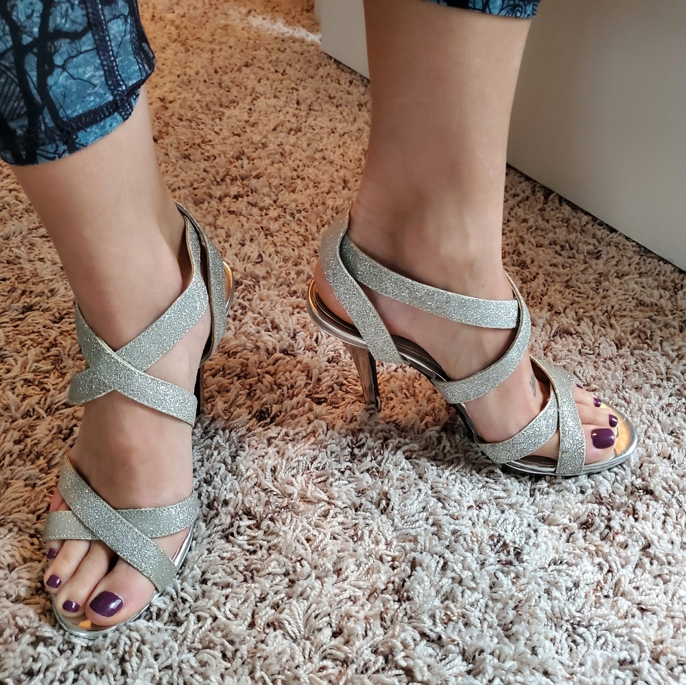 Silver heels - Picture 2 of 4